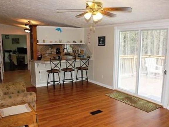 FAMILY RM OPEN TO KITCHEN