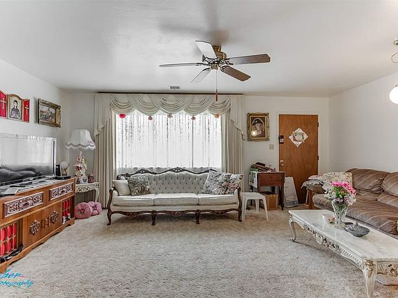 4th image of 404 Poinsettia St