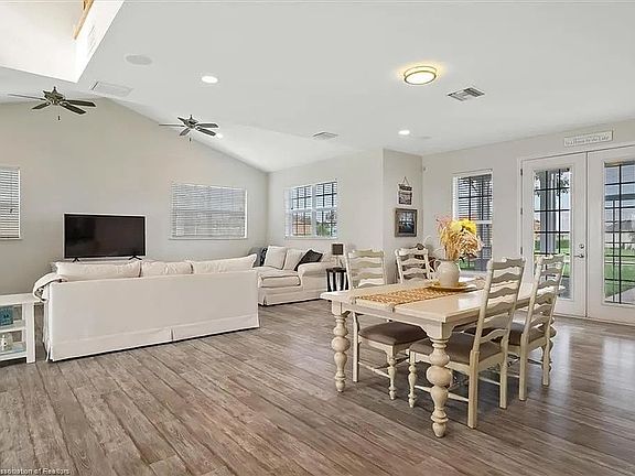 4th image of 555 Sunset Pointe Dr