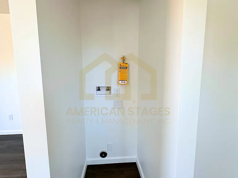 239 N East St — Photo 15
