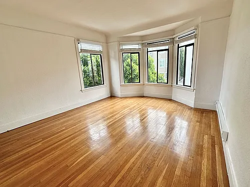 2190 Bay St Photo 1