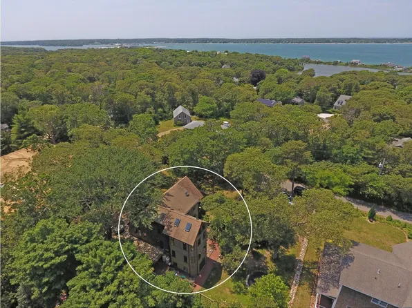 33 Clay Ave, Oak Bluffs, MA 02557