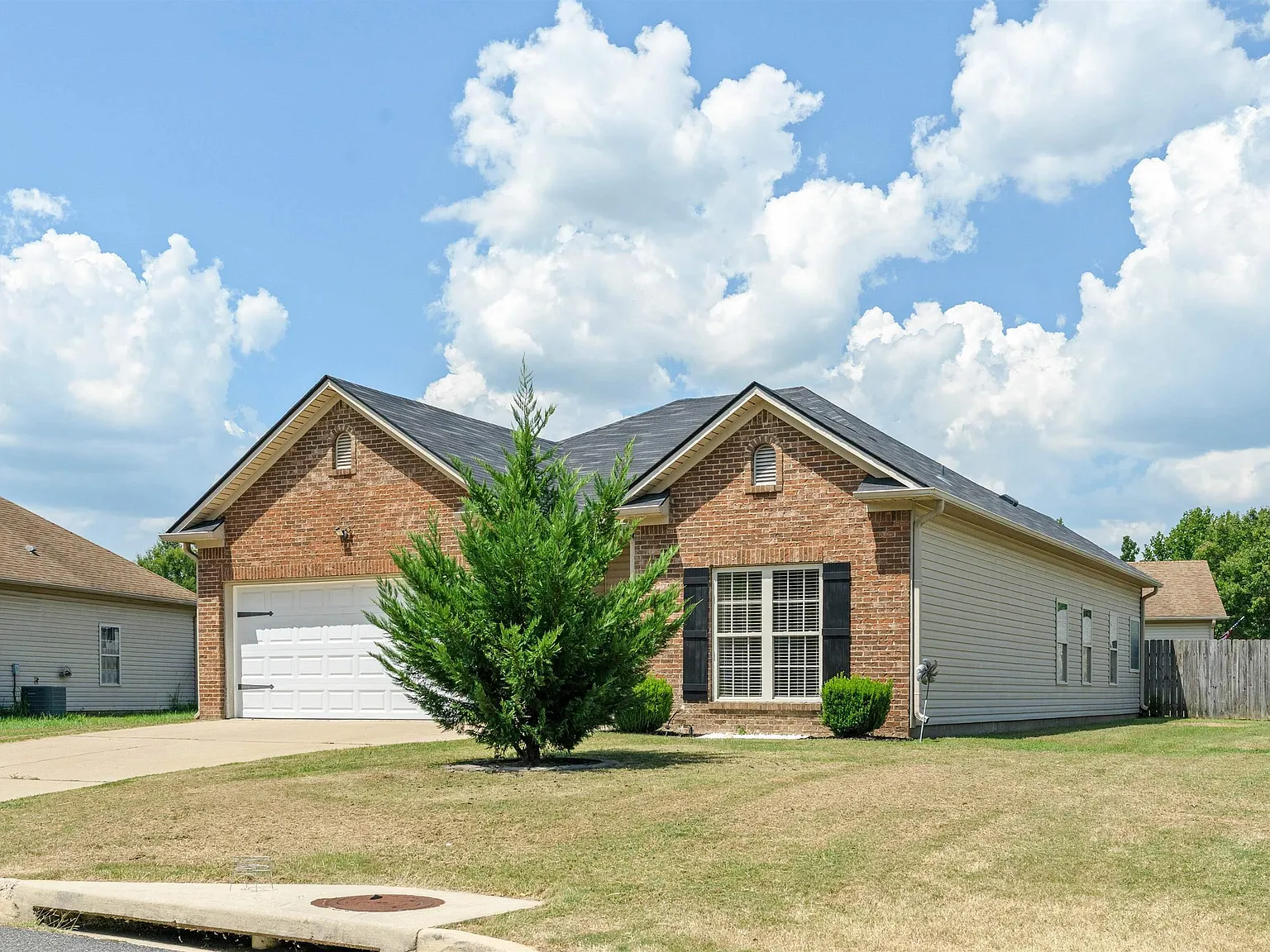 3 bed, 2.0 bath, 1423 sqft, $1,600 — Photo 3