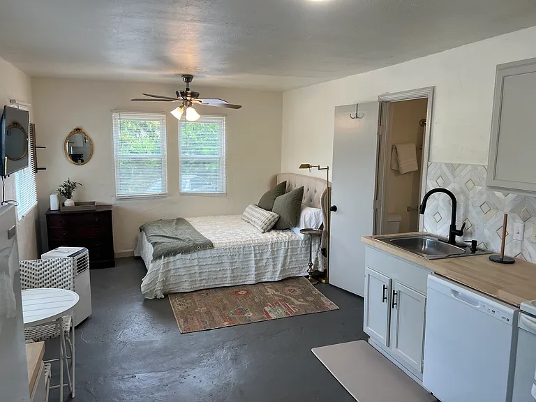 1633 NW 29th St #5 — Photo 4