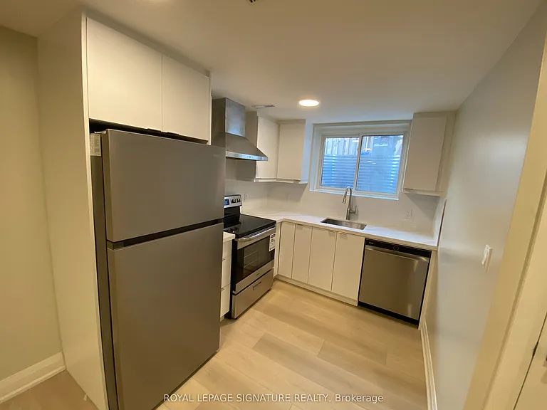 3271 Pilcom Cres #LOWER — Photo 15