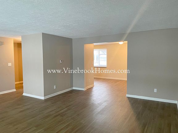 4th image of 321 Heather St