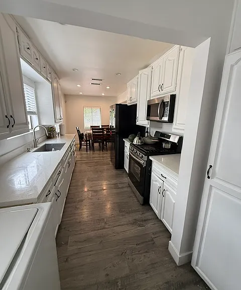 6323 Clybourn Ave — Photo 10