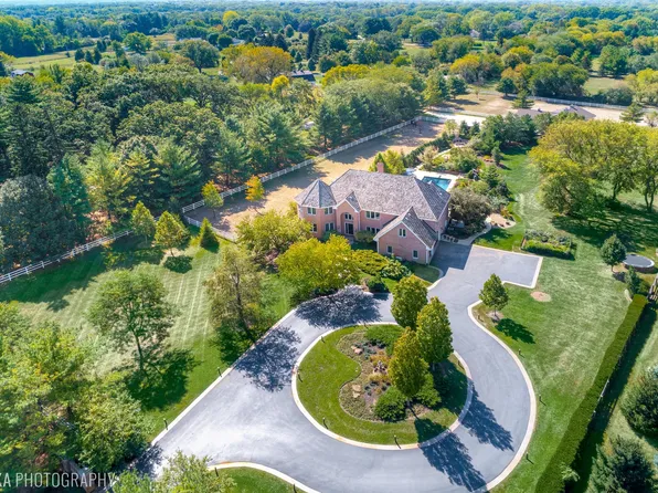 11 Moate Ln, Barrington, IL 60010