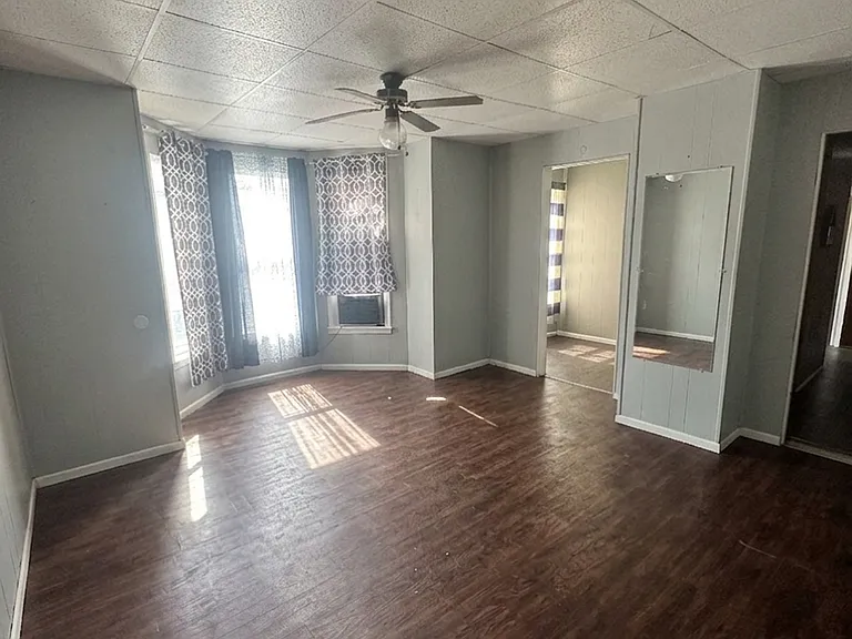 912 W High St — Photo 2