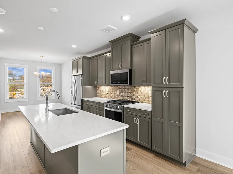 539 W Tremont Ave — Photo 7