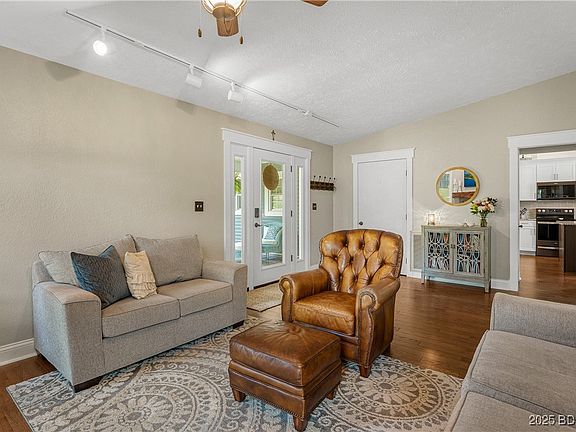 5th image of 59 Surrey Dr