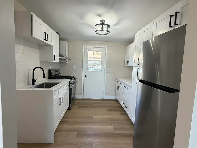 909 S Kenwood Cir #A — Photo 5
