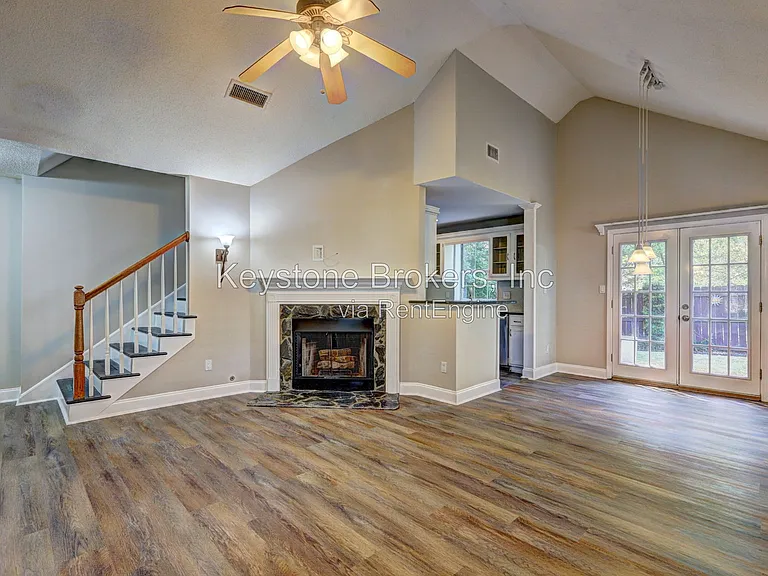 100 S Fairfield Dr — Photo 3