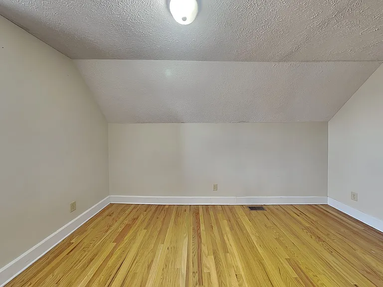 1394 Indianola Ave — Photo 11