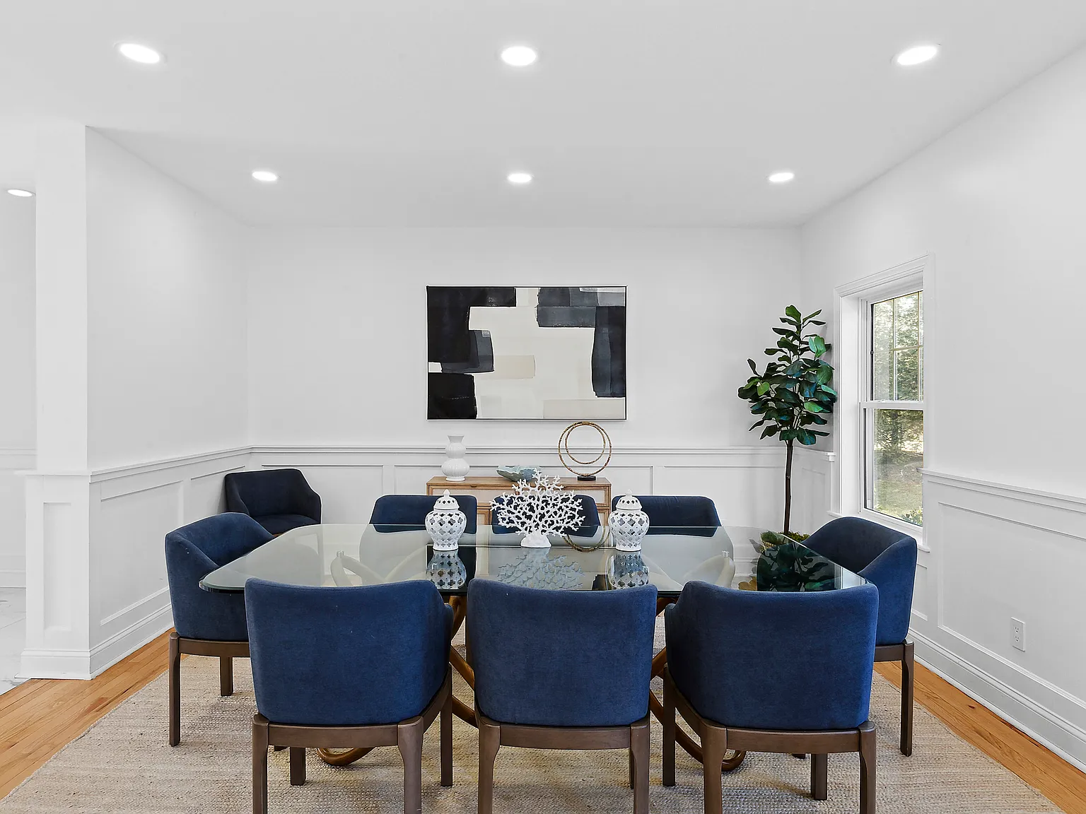 Escape to Elegance:5- Bedroom,4.5-Bath Southampton Summer Home — Photo 4