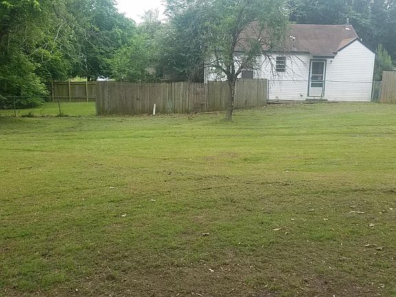 Spacious field on the side of the home