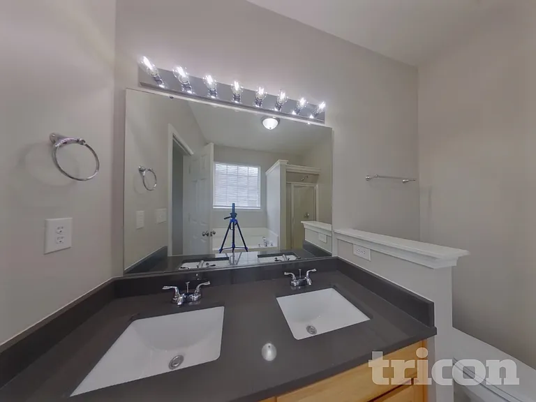 4715 Abercromby St — Photo 12