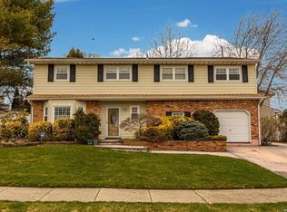 17 Brooktree Cir, Lindenhurst, NY 11757