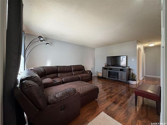 3rd image of 420 1st STREET W