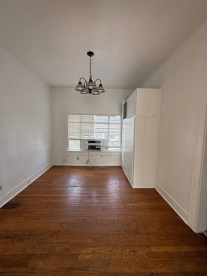 202 College St — Photo 2
