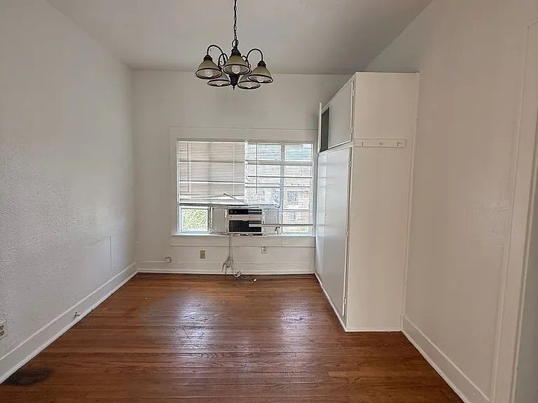 202 College St — Photo 15