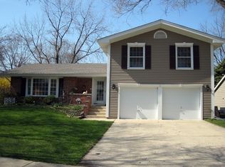 996 Hillcrest Blvd, Hoffman Estates, IL 60169