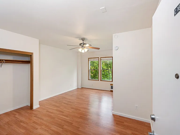 Abbottsford Apartments — Photo 130