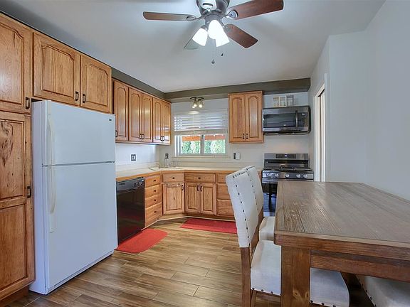 4th image of 21804 Lakeshire St