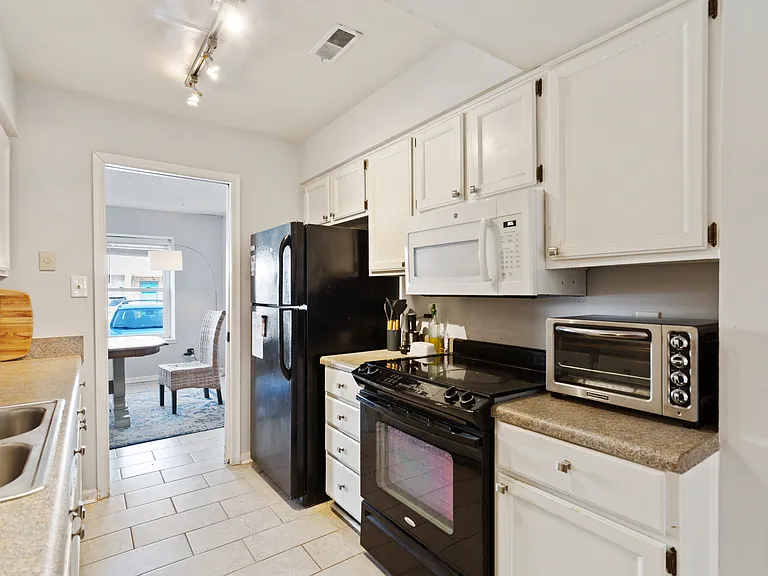 2305 Breakers Ct — Photo 6