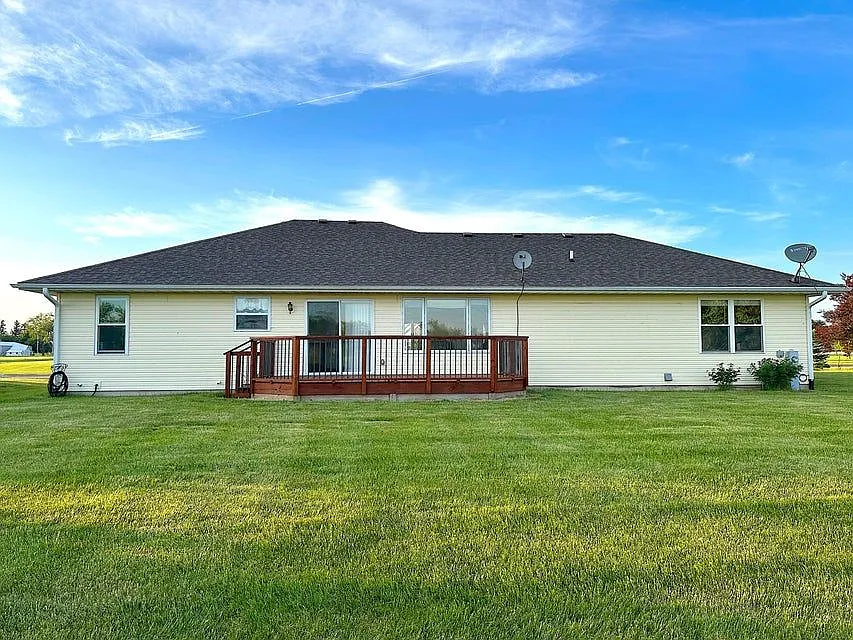 3 bed, 2.0 bath, 1600 sqft, $2,200 — Photo 2