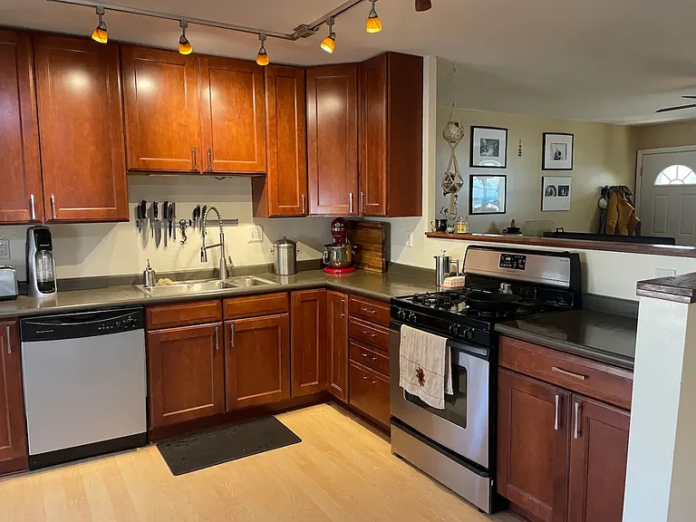 820 W Winding Way — Photo 2
