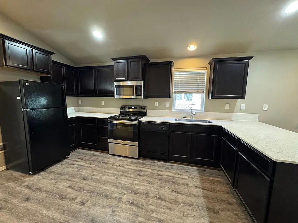1095 N Pacific Hwy #99