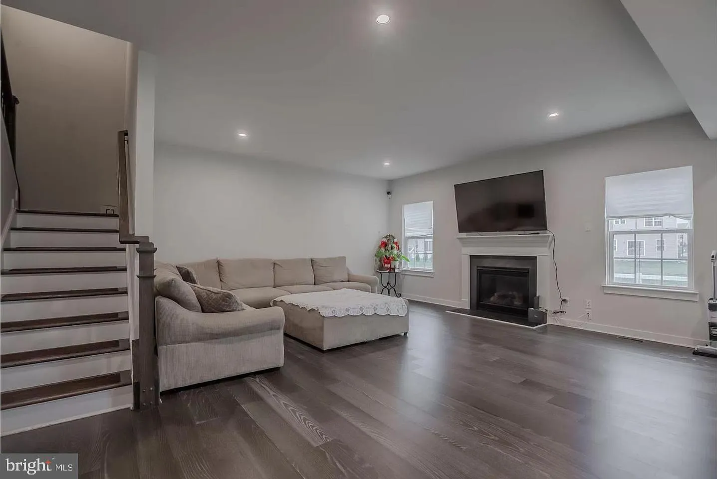 4 bed, 3.5 bath, 3300 sqft, $4,100 — Photo 2