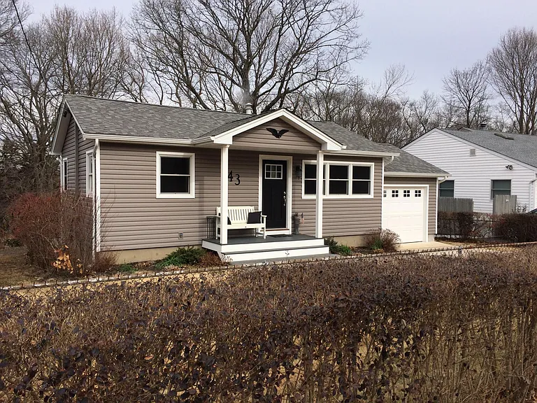 43 Soundview Ave — Photo 1