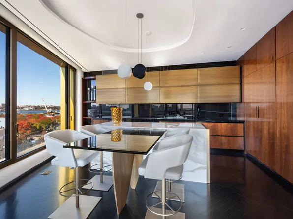 551 West 21st Street image 3 of 20