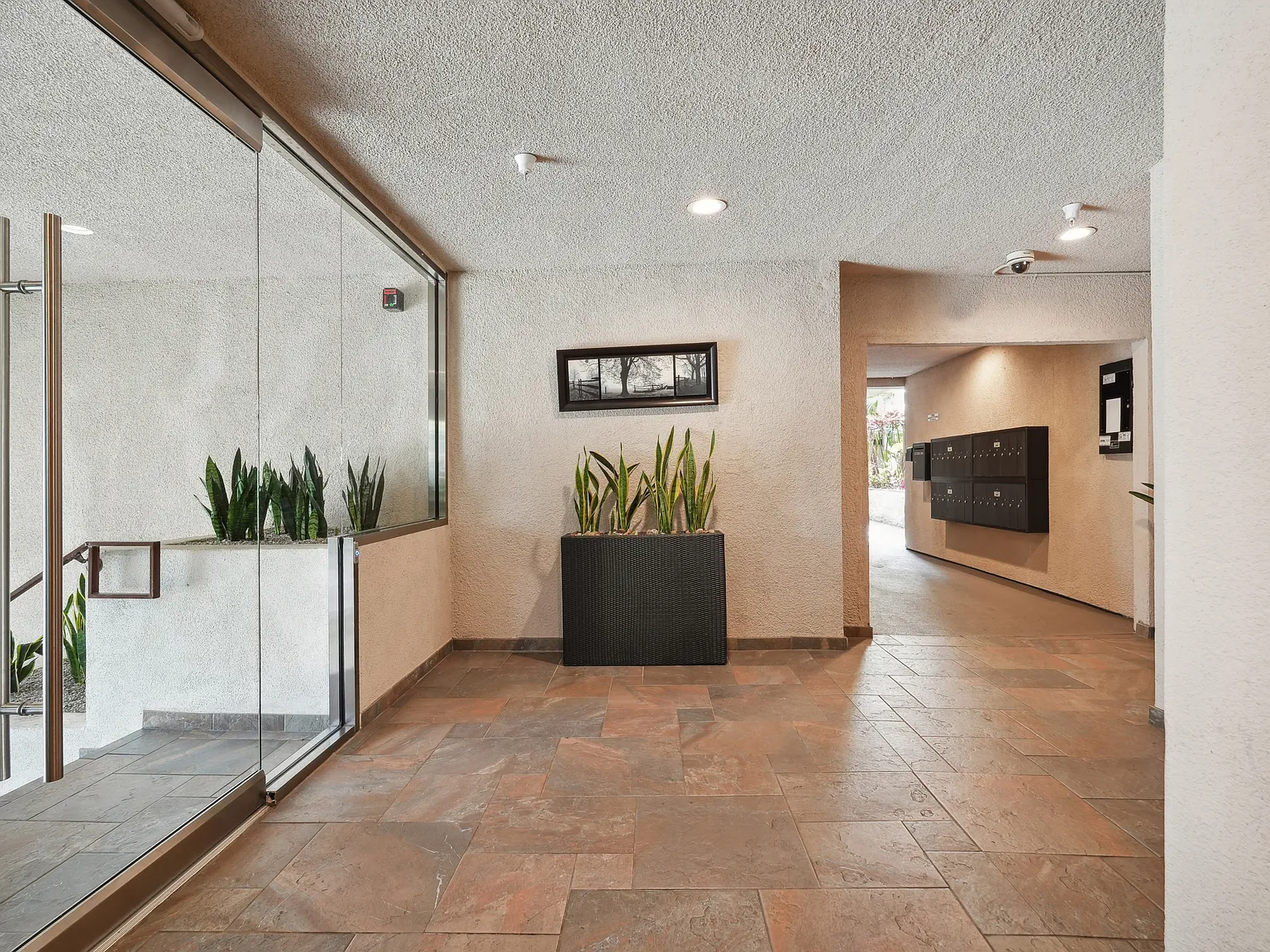 5662 La Mirada Ave. — Photo 3