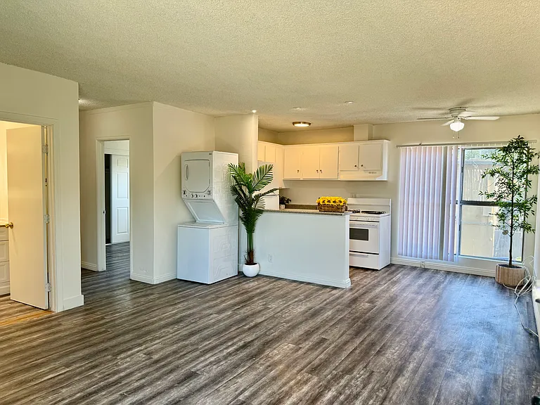 1230 W 29th St #14 — Photo 1