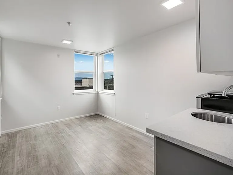 2371 Franklin Apartments — Photo 11