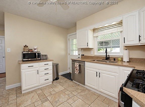 14th image of 51 Quenwood Ln