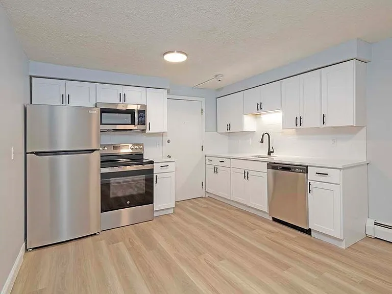 Oakland Beach Apartments — Photo 6