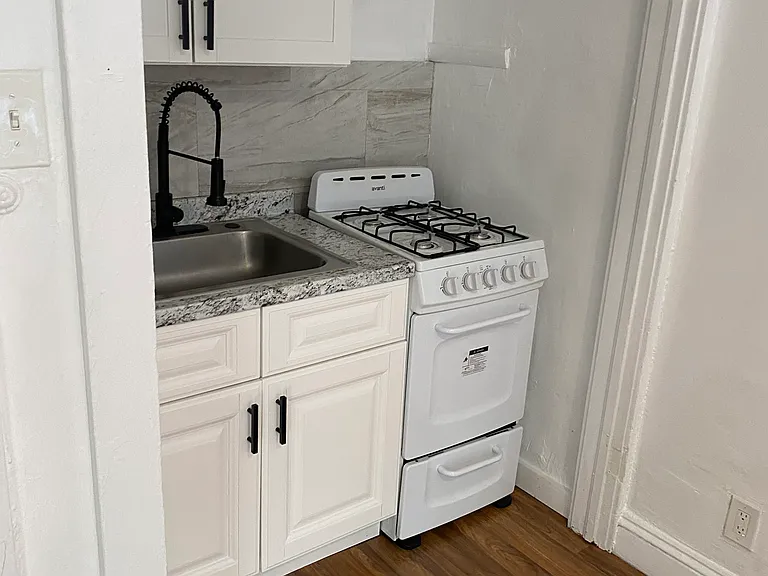 686 Rutherford Ave #A2 — Photo 2
