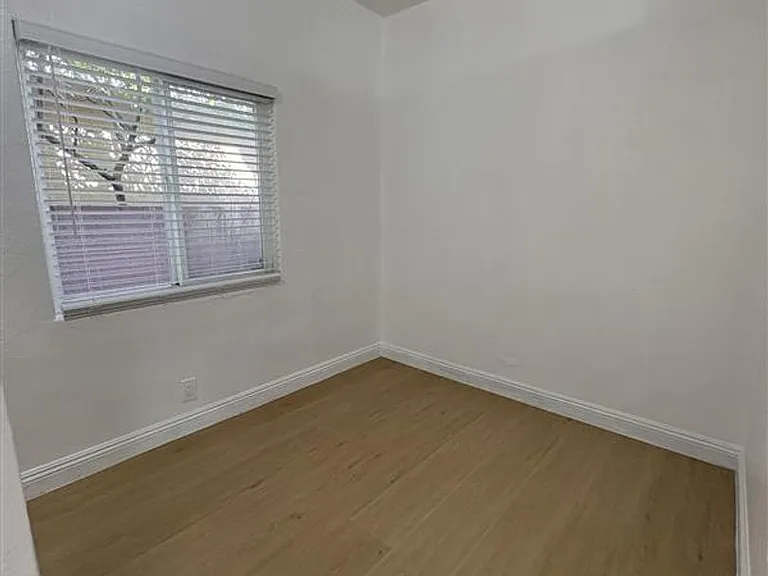 1033 Hoffman Ave — Photo 4