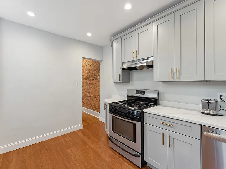 306 L St SE — Photo 9