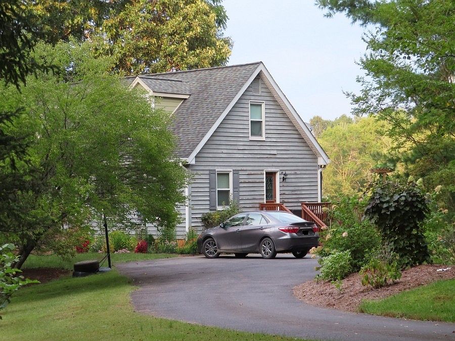 2nd image of 836 S Poes Rd