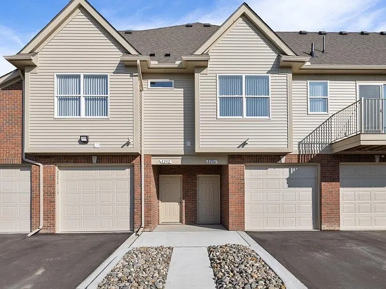 8292 Heywood Cir — Photo 1