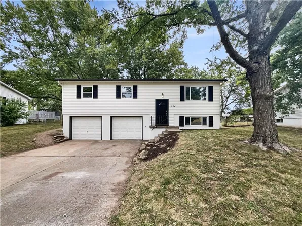 512 NE Sunnybrook Dr, Blue Springs, MO 64014