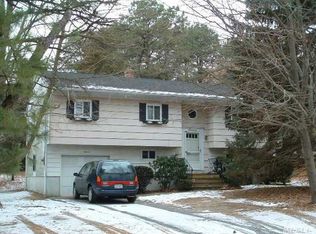 11 S Valley Rd, Hampton Bays, NY 11946