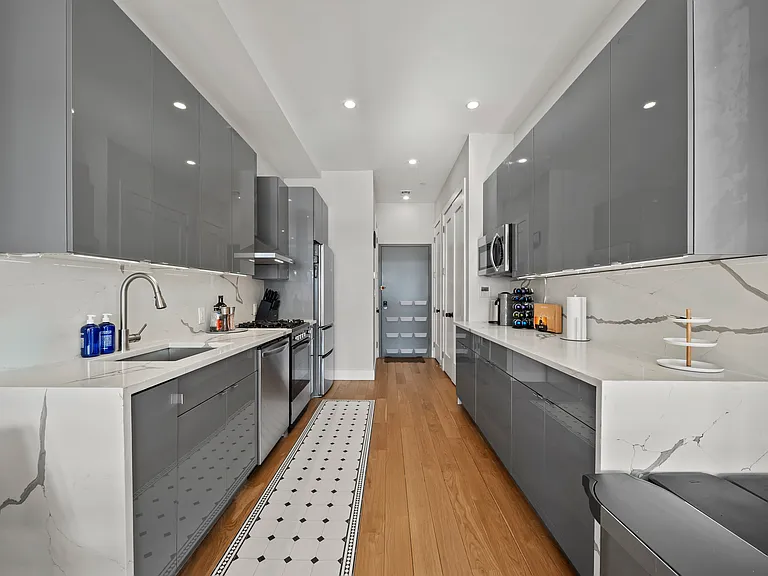 1090 Carroll St #2R — Photo 12