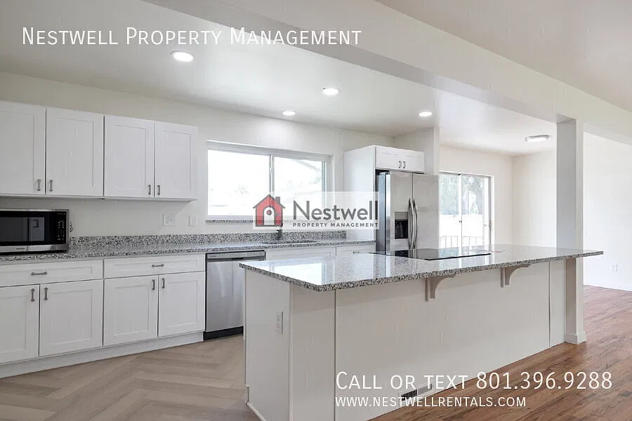 Spacious 4-bed home in Sandy! — Photo 3