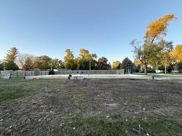 215 E James St, Forrest, IL 61741